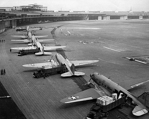 770px-C-47s_at_Tempelhof_Airport_Berlin_1948