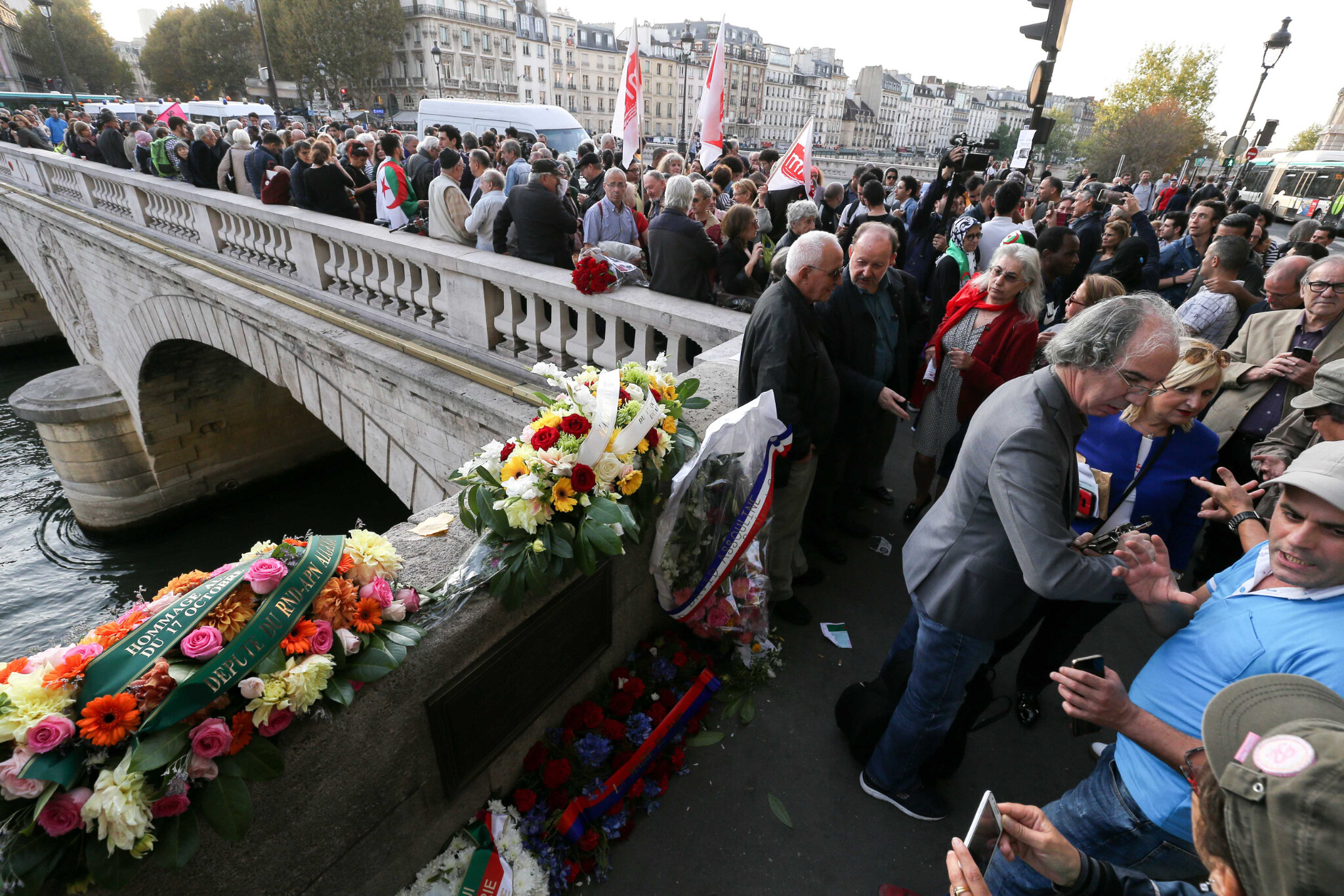 Sur le Pont Saint-Michel, on se souvient du 17 octobre 1961. © Michel Stoupak. Mer 17.10.2018.