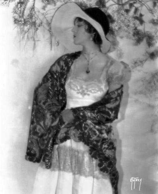 Olive Borden prend la pose