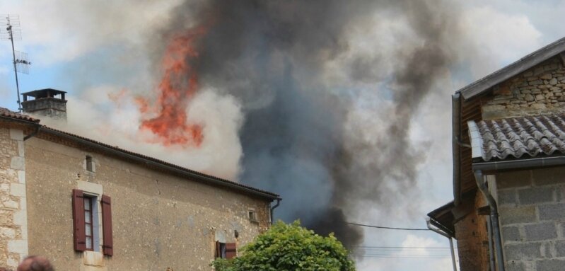 Dordogne Un feu de grange se propage 1