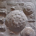 art oriental A decorated and ciseled brass tray ,India
