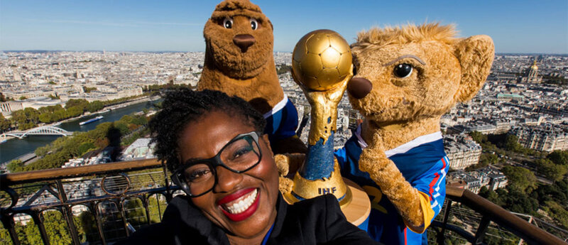 handball_a_j_100_avant_le_mondial_en_france_claudia_tagbo_presente_le_trophee_en_haut_de_la_tour_eiffel