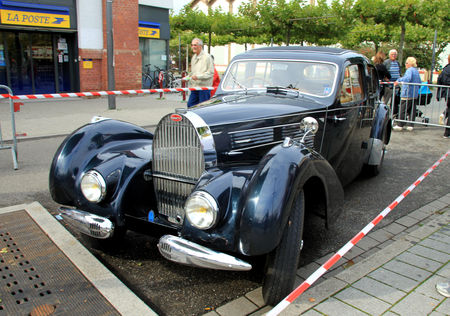 Bugatti_type_57_Galibier_berline_4_portes_de_1939__Rallye_de_France_2010__01