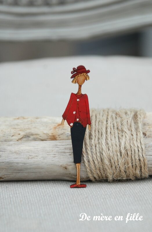 ladie rouge blonde et son chapeau