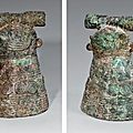 Paire de cloches. en bronze à patine de fouille.vietnam, dong son, ier mill. av. j.c.