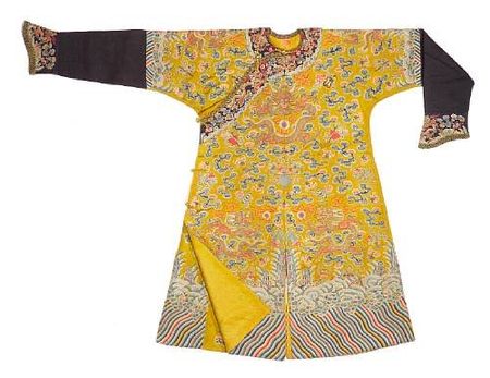 A_yellow_silk_ground_embroidered_dragon_robe