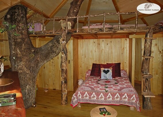 BRASSAC_Les_Cabanes_perchees_La_Cabane_Amour_la_chambre