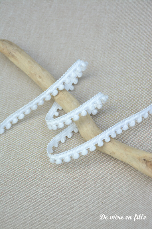 petits pompons blancs
