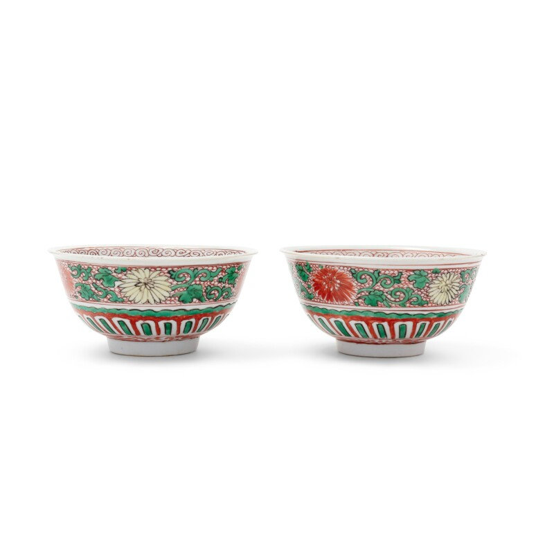 A pair of wucai 'chrysanthemum' bowls, Transitional period, 17th century