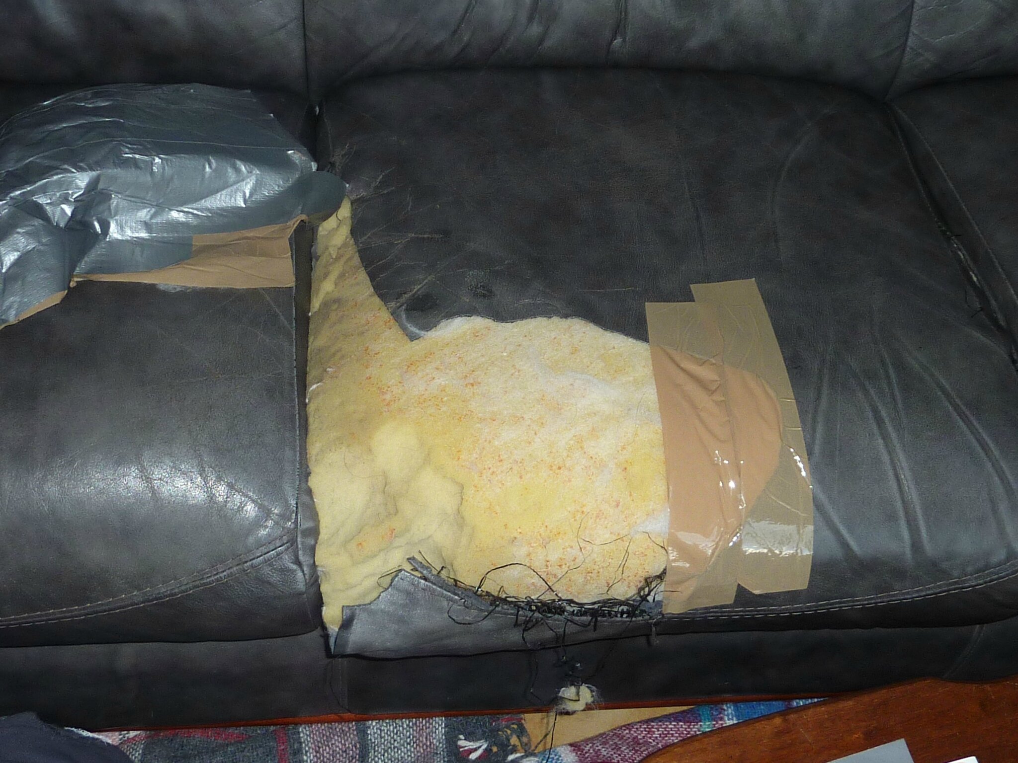 Comment réparer un canapé en simili cuir déchiré ?