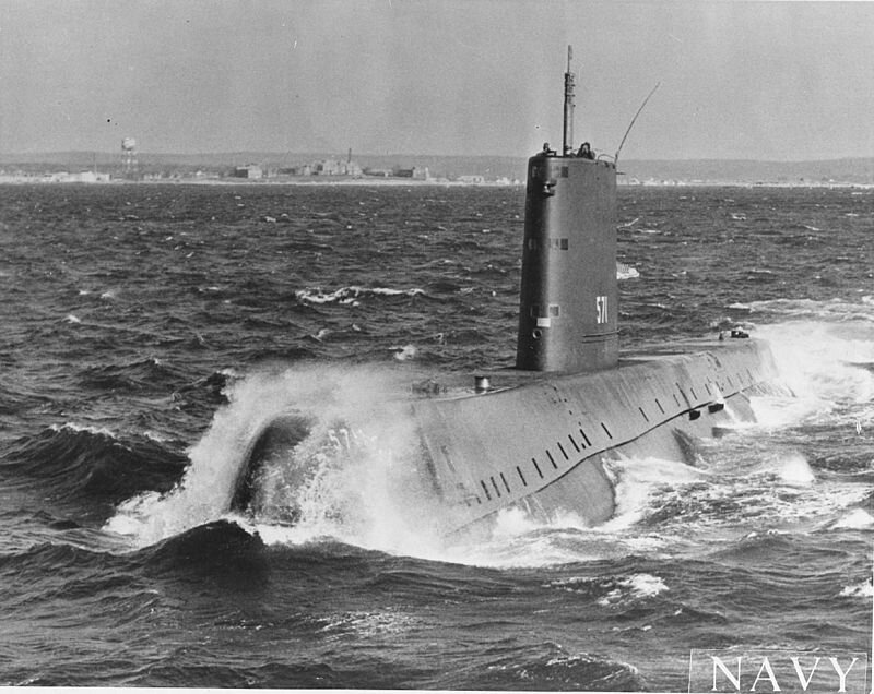 800px-USS_Nautilus_SSN-571_-underway